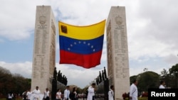 Contingente de médicos cubanos llega a Venezuela en 2013.