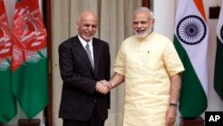 Hindiston Bosh vaziri Narendra Modi (o'ngda) va Afg'oniston rahbari Ashraf G'ani, Dehli, 14-sentabr, 2016