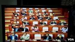 ក្រុមតំណាងរាស្រ្តគណបក្សប្រជាជនកម្ពុជា លើកដៃគាំទ្រការអនុម័តធ្វើវិសោធនកម្មច្បាប់ស្តីពីគណបក្សនយោបាយ ក្នុងកិច្ចប្រជុំវិសាមញ្ញនៅរដ្ឋសភា នាថ្ងៃទី២០ ខែកុម្ភៈ ឆ្នាំ២០១៧។ (កាន់ វិច្ឆិកា/VOA)