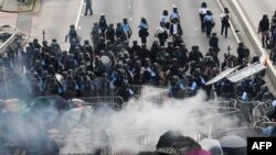 数万抗议民众包围香港立法会，香港警方与抗议者发生冲突。(2019年6月12日)