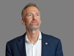 En esta foto de archivo del 5 de agosto de 2019, el alcalde Ted Wheeler se encuentra fuera del Ayuntamiento en Portland, Oregon.