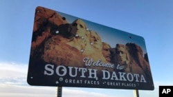 Znak na autocesti na kojem piše "Dobrodošli u Južnu Dakotu", fotografisan 12. oktobra 2024. (Foto: AP/Jack Dura)