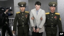 En Corea del Norte, Otto Warmbier fue declarado culpable de subversión porque supuestamente intentó robar un afiche propagandístico durante una visita con un grupo de turistas.