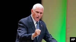 Mantan Wakil Presiden AS Mike Pence menyampaikan pidato dalam sebuah acara di Utah Valley University pada 20 September 2022. (Foto: AP/Rick Bowmer)