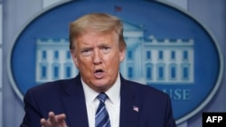 រូបឯកសារ៖ ​ប្រធានាធិបតីដូណាល់ ត្រាំឆ្លើយសំណួរពីអ្នកសារព័ត៌មានអំឡុងពេលសន្និសីទសារព័ត៌មាននៅសេតវិមាន ក្នុងរដ្ឋធានីវ៉ាស៊ីនតោន កាលពីថ្ងៃទី២១ ខែមេសា ឆ្នាំ២០២០។ 