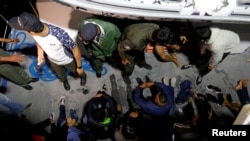 Wahamiaji waokolewa na maafisa wa Tunisia kwenye picha hii ya awali