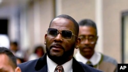 R Kelly akitoka kwenye kituo cha Daley mjini Chicago baada ya kesi yake ya matunzo ya mtoto May 8, 2019. Picha na AP/Matt Marton, File. 