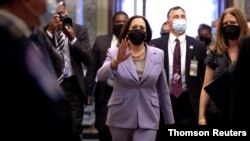 La vicepresidenta Kamala Harris llega al edificio del Capitolio de Estados Unidos, el 2 de agosto de 2021.