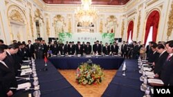 2011年日本主持日中韓峰會時三國首腦在會議開始前向東日本大地震死難者致哀