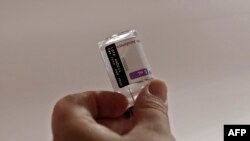 Una enfermera prepara una dosis de una vacuna AstraZeneca contra COVID-19 en un punto de vacunación en Bogotá, el 21 de diciembre de 2021. 