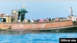 ရခိုင်ပြည်နယ်အတွင်းက လှေစီးထွက်ပြေးကြသူများအား မြန်မာ့ရေတပ်က ဖမ်းဆီးမိပုံ။ (ဓာတ်ပုံ-ပြန်ကြားရေးဝန်ကြီးဌာန/နိုဝင်ဘာ ၂၉ ၊ ၂၀၂၁)