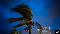 Huracán Dorian deja devastación en Las Bahamas, Florida se prepara