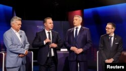 奧地利總理兼人民黨(OVP)黨魁卡爾·內哈默(Karl Nehamme)、副總理兼綠黨黨魁維爾納·科格勒(Werner Kogler)、奧地利自由黨(FPO)領導人兼頭號候選人赫伯特·基克爾(Herbert Kickl)和社會民主黨(SPO)黨魁安德烈亞斯·巴布勒(Andreas Babler)在奧地利首都維也納出席本週日奧地利大選前的最後一場電視討論會。 (2024年9月26日)