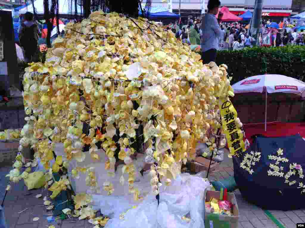 數以千計港人在金鐘佔領區舉傘默立87秒，紀念佔領運動滿月（美國之音海彥 拍攝） 