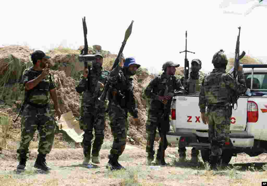 Percikan api dari kapal misil AL Taiwan dalam latihan militer di luar pangkalan AL di pelabuhan Kaohsiung, Taiwan selatan.