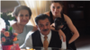 تصویری از جمشید شارمهد در کنار برخی از اعضای خانواده خود (عکس از آرشیو)