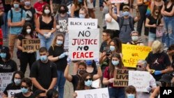 ប្រជាជន​ប្រមូលផ្ដុំ​គ្នា​នៅ​ទីលាន Piazza del Popolo​ ក្នុង​ទីក្រុង​រ៉ូម ប្រទេស​អ៊ីតាលី ដើម្បី​អំពាវនាវ​ឲ្យ​មាន​ភាព​យុត្តិធម៌​សម្រាប់​លោក George Floyd ដែល​បាន​ស្លាប់​កាល​ពី​ថ្ងៃទី​២៥ ខែ​ឧសភា ក្រោយ​ពី​ត្រូវ​បាន​ប៉ូលិស​ឃាត់​ខ្លួន​នៅ​ក្រុង Minneapolis សហរដ្ឋអាមេរិក។ 