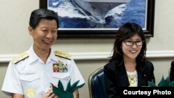 លោកស្រី Tomomi Inada ដែល​ជា​រដ្ឋ​មន្រ្តី​ការពារ​ជាតិ​ជប៉ុន និង​លោក​បញ្ជាការ​កង​ទ័ព​ជើង​ទឹក Tomohisa Takei ធ្វើ​ទស្សនកិច្ច​ទៅ​កាន់​នាវា​របស់​អាមេរិក​មួយ​កន្លែង កាលពី​ថ្ងៃទី២៣ ខែសីហា ឆ្នាំ២០១៦។