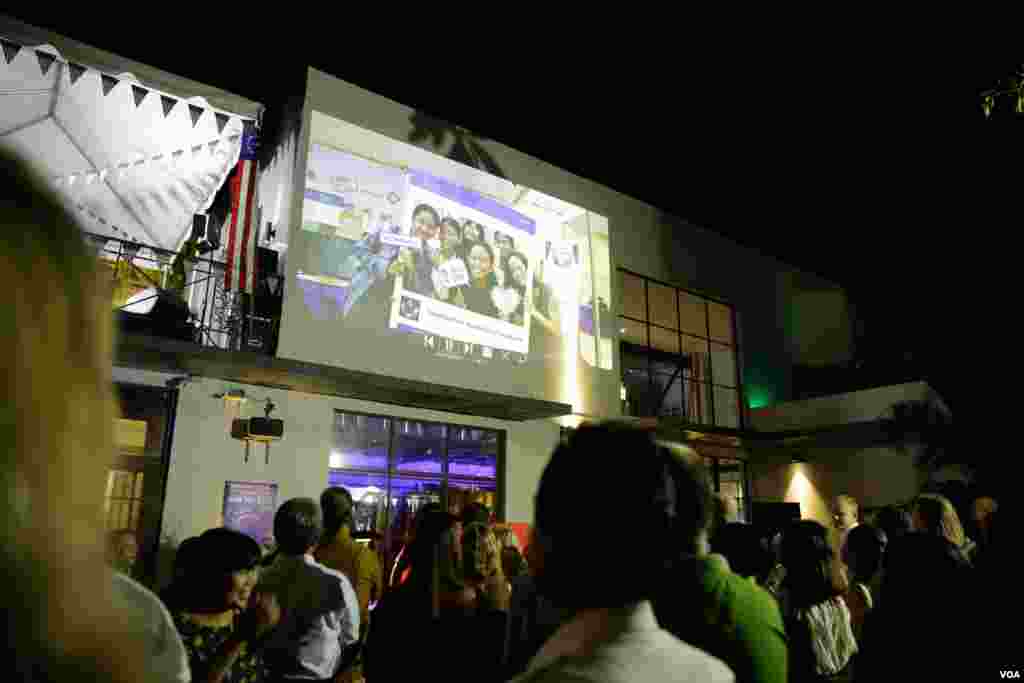 ទិដ្ឋភាព​ទូទៅ​នៃ​ការ​ប្រារព្ធ​បុណ្យ​ឯករាជ្យ​ជាតិ​របស់​អាមេរិក​ដោយ​ស្ថានទូត​សហរដ្ឋ​អាមេរិក​ក្នុង​រាជធានី​ភ្នំពេញ​ ប្រទេស​កម្ពុជា​កាលពី​ថ្ងៃទី​ ១៥ មិថុនា ឆ្នាំ ២០១៨។(នៅ វណា្ណរិន/VOA)