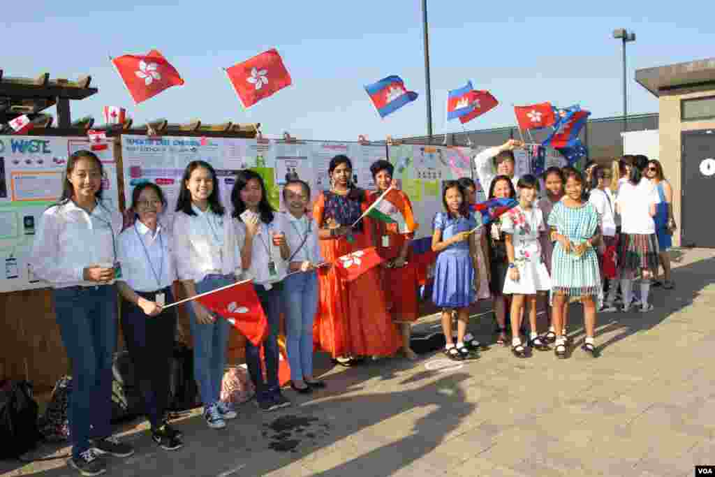 កុមារី​ទាំង​៥​ដែល​បាន​បង្កើត​កម្មវិធី​លក់​ផលិត​ខ្មែរ​តាម​ទូរស័ព្ទ Cambodia Identity Product (ស្តាំ) ឈរ​នៅ​ក្បែរ​​​​យុវតី​ពី​ប្រទេស​ឥណ្ឌា​និង​ក្រុង​ហុងកុង ខណៈ​ដែល​ពួក​គេ​កំពុង​រង់​ចាំ​វេន​ដើម្បី​ធ្វើ​ការ​បង្ហាញ​កម្មវិធី​នេះ (Pitch) ជា​ចុង​ក្រោយ​នៅ​ក្នុង​​​​​ការ​ប្រកួត​ផ្តាច់​ព្រ័ត្រ​ Technovation Challenge World Pitch Summit នៅ​ទី​ស្នាក់ការ​កណ្តាល​ក្រុមហ៊ុន Google នៅ​ក្រុង Mountain View រដ្ឋ​កាលីហ្វរញ៉ា សហរដ្ឋ​អាមេរិក កណ្តាល​តំបន់​បច្ចេកវិទ្យា Silicon Valley កាល​ពី​ថ្ងៃ​ព្រហស្បតិ៍​ ​ទី​១០ ខែ​សីហា ឆ្នាំ​២០១៧។ (សឹង សុផាត/VOA)