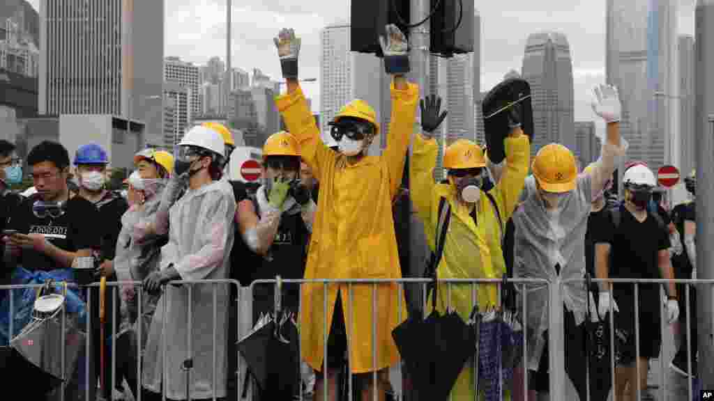 香港示威者設立路障試圖阻止慶祝回歸活動的舉行。