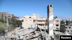 Mabaki ya jengo huko Gaza baada ya kulipuliwa na shambulizi la anga la Israel.