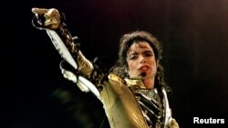 Michael Jackson durant un concert à Viennes, le 2 juillet 1997.