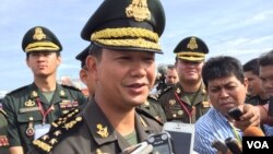 រូបឯកសារ៖ លោក ហ៊ុន ម៉ាណែត មេបញ្ជាការ​នៃ​បញ្ជា​ការដ្ឋាន​ជាតិ​កម្លាំង​ពិសេស​ប្រឆាំង​ភេរវកម្ម និង​ជា​កូនប្រុសច្បង​របស់​លោក​នាយក​រដ្ឋមន្រ្តី ហ៊ុន សែន ក្នុង​ពិធី​បើក​ការ​ប្រកួត​កីឡា​កង​យោធពល​ខេមរ​ភូមិន្ទ​ឆ្នាំ​២០១៧ រាជធានី​ភ្នំពេញ នៅ​ថ្ងៃទី៥ ខែ​មករា ឆ្នាំ​២០១៧។ (កាន់ វិច្ឆិកា/វីអូអេ) 