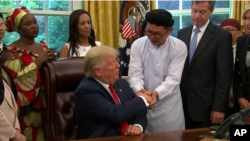 Ông A Ga và Lương Xuân Dương trong số thành viên phái đoàn 17 quốc gia gặp tổng thống Trump tại Oval Office ngày 17 tháng Bảy.