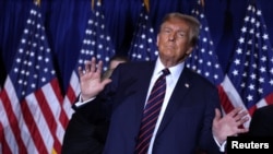 El candidato presidencial republicano y expresidente estadounidense Donald Trump durante una reunión mientras aguardan los resultados de las elecciones primarias de Nuevo Hampshire, en Nashua, Nuevo Hampshire, EEUU, el 23 de enero de 2024. REUTERS/Mike Segar