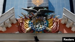 El emblema nacional de Bolivia se ve en el palacio presidencial en La Paz, Bolivia.