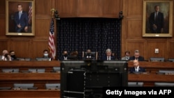 សមាជិកនៃគណៈកម្មាធិការកិច្ចការ​បរទេស​នៃ​រដ្ឋសភា មើល​រដ្ឋមន្រ្តី​ការបរទេស​អាមេរិក​លោក Antony Blinken តាម​អេក្រង់​ក្នុង​អំឡុង​ពេល​លោក ផ្តល់​សក្ខីកម្ម​នៅ​ចំពោះមុខ​គណៈកម្មាធិការ​កិច្ចការបរទេស​នៃ​រដ្ឋសភា​តាម​អនឡាញ នៅ​វិមាន​សភា​កាលពី​ថ្ងៃទី១៣ ខែកញ្ញា ឆ្នាំ២០២១ ក្នុង​រដ្ឋធានី​វ៉ាស៊ីនតោន។