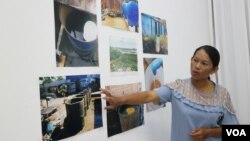 អ្នករៀបចំកម្មវិធីកំពុងបង្ហាញអំពីរូបថតដែលរៀបរាប់ពីស្ថានភាពនៃបន្ទប់ទឹកអនាម័យ ប្រភពទឹក ដែលកម្មករក្នុងវិស័យសំណង់ប្រើប្រាស់នៅកន្លែងការងាររបស់ពួកគេ ក្នុងសិក្ខាសាលាមួយកាលពីថ្ងៃទី៨ ខែសីហា ឆ្នាំ២០១៩។ (កាន់​ វិច្ឆិកា/VOA)