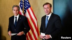 El secretario de Estado de EE.UU., Antony Blinken, a la izquierda, y el asesor de seguridad nacional, Jake Sullivan, conversan con los periodistas después de cerrado conversaciones matutinas a puerta entre Estados Unidos y China en sus reuniones de dos dí