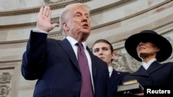 ԱՄՆ նախագահի պաշտոնի համար Դոնալդ Թրամփի երդմնակալության արարողությունը։ Հետին պլանում՝ Մելանյա Թրամփն ու Բերոն Թրամփն են։ Վաշինգտոն, հունվարի 20, 2025թ․։