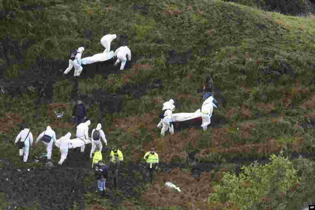 Rescue workers carry the bodies of victims of an airplane that crashed in La Union, a mountainous area outside Medellin, Colombia, Nov. 29, 2016. The plane was carrying the Brazilian first division soccer club Chapecoense team that was on it's way for a Copa Sudamericana final match against Colombia's Atletico Nacional.&nbsp;