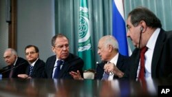 Rossiya Tashqi ishlar vaziri Sergey Lavrov (o'rtada) Arab Ligasi Bosh kotibi Nabil Al-Arabiy (o'ngdan ikkinchi) hamda Livan, Misr va Iroq tashqi ishlar vazirlari bilan gaplashmoqda, Moskva, 20-fevral, 2013-yil