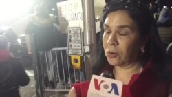 Viajeros llegan al aeropuerto JFK de NYC en medio de protestas