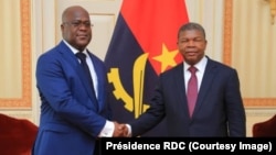 Le président congolais Félix Tshisekedi, à gauche, salue son homologue angolais João Lourenço à Luanda, Angola, le 5 février 2019. (TwitterPrésidence RDC)