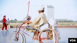 រូបឯកសារ៖ ជនពិការម្នាក់​កំពុង​ធ្វើ​ដំណើរ ក្នុងរាជធានីភ្នំពេញ កាលពីថ្ងៃទី៣១ ខែមីនា ឆ្នាំ២០១៧។ (ហ៊ាន សុជាតា/វីអូអេ)