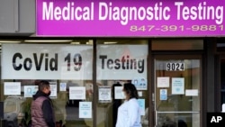 Arhiva - Red za testiranje na Kovid 19 u Nilsu, Ilinois, 21. oktobra 2021.