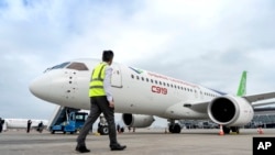 อากาศยาน C919 ที่ท่าอากาศยานนานาชาติฮ่องกง เมื่อ 13 ธันวาคม 2023 (ที่มา:AP)