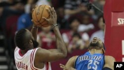 James Harden, Houston Rockets, contre Vince Carter (25) des Dallas Mavericks, le 8 décembre 2012. (AP Photo/Bob Levey)