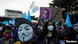 Manifestantes demandan la renuncia del presidente Alejandro Giammattei en Ciudad de Guatemala, el 28 de noviembre de 2020.