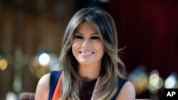 ARCHIVO - En esta foto de archivo del viernes 13 de julio de 2018, la primera dama Melania Trump visita el Hospital real Chelsea en el centro de Londres. La primera dama se alejó de las críticas de su esposo a la estrella de la NBA LeBron James para felicitar su trabajo en favor de los niños e incluso ofrecer visitar su escuela para niños en situación de riesgo. (AP Photo / Luca Bruno, Pool)