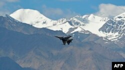 Un caza indio sobrevuela Leh, la capital del territorio de Ladakh, en medio de las tensiones territoriales con Beijing, el pasado 26 de junio.