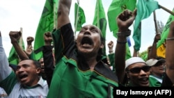 Pendukung Partai Persatuan Pembangunan (PPP), salah satu partai Islam di Indonesia, meneriakkan yel-yel saat kampanye di Jakarta. (Foto: ilustrasi/dok)