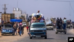 Rafahdan qochayotgan falastinliklar