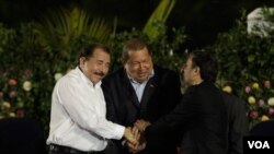 El mandatario de Irán culminó en Ecuador una gira por cuatro países en medio de los polémicos bloqueos que enfrenta por su programa nuclear.