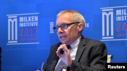 រូបឯកសារ៖ លោក Sean Turnell សេដ្ឋវិទូ​​អូស្ត្រាលី និង​ជា​ទីប្រឹក្សា​របស់​​អ្នកស្រី Aung San Suu Kyi ចូលរួម​ក្នុង​កិច្ចប្រជុំ​កំពូល​អាស៊ី​ឆ្នាំ ២០១៧ នៅ​វិទ្យាស្ថាន Milken ក្នុង​ប្រទេស​សិង្ហបុរី ថ្ងៃទី ៣០ ខែកញ្ញា ឆ្នាំ២០១៧។ MILKEN INSTITUTE/Handout via REUTERS 